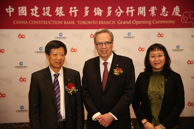郭友监事长与加拿大财政部长乔奥利弗,多伦多分行总经理孙念北在开业
